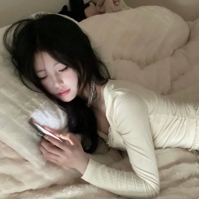 戴流苏耳环的少女